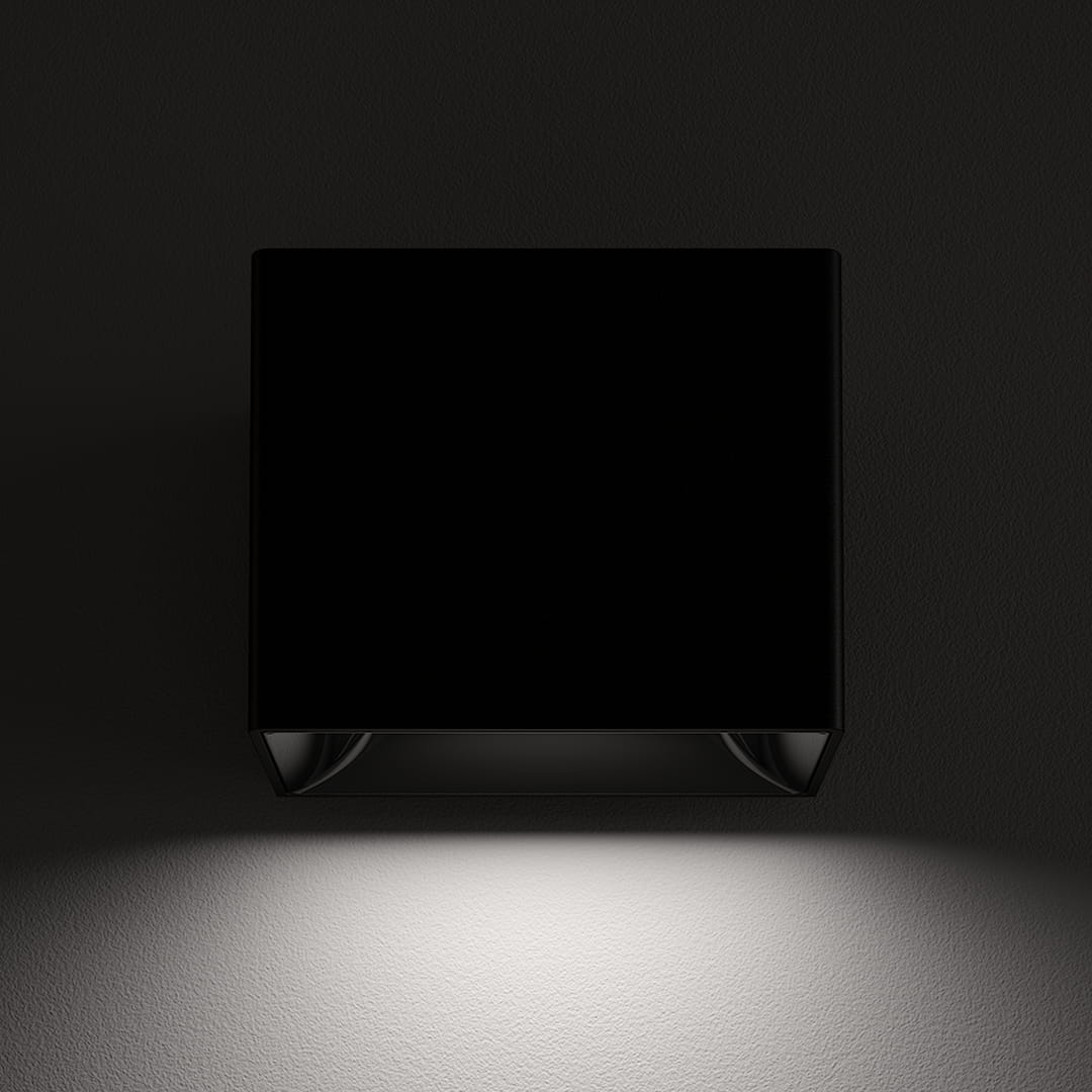 <strong>Invisible light. </strong> Black raster with a glossy finish completely disguises the light source for a super-comfort visual effect.